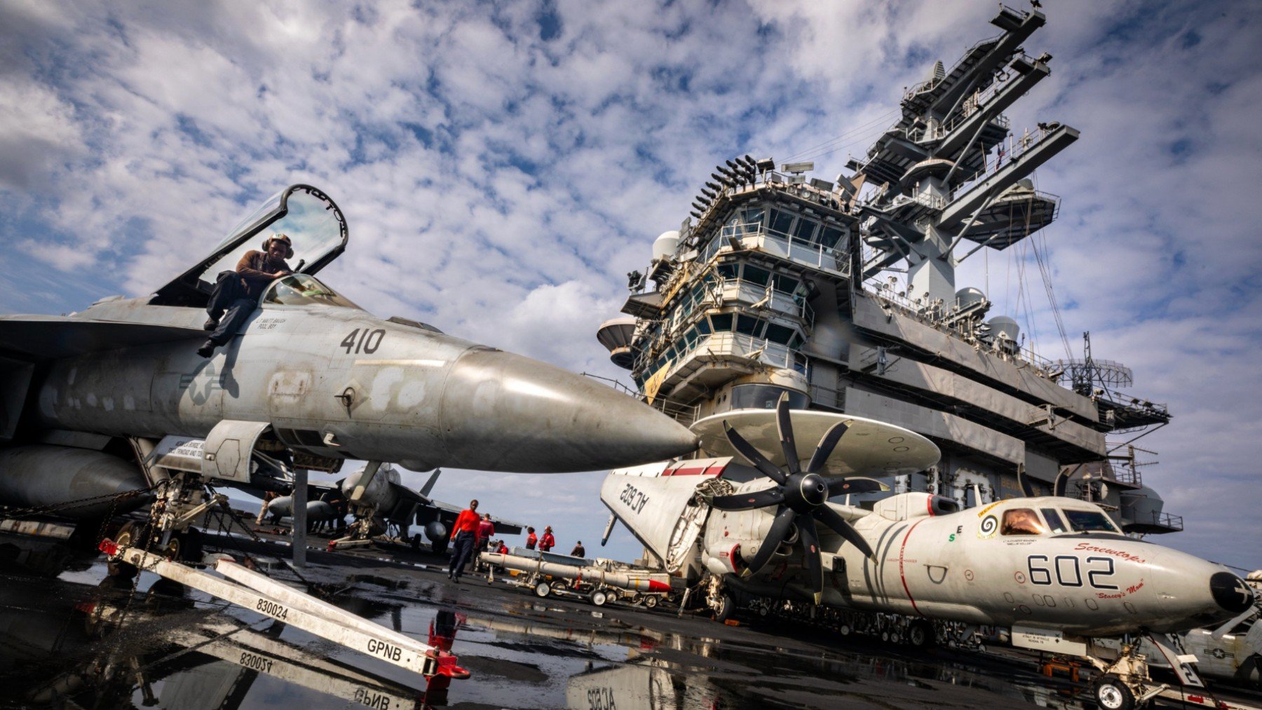 USS Dwight D. Eisenhower (IKE) en aguas de Oriente Medio.