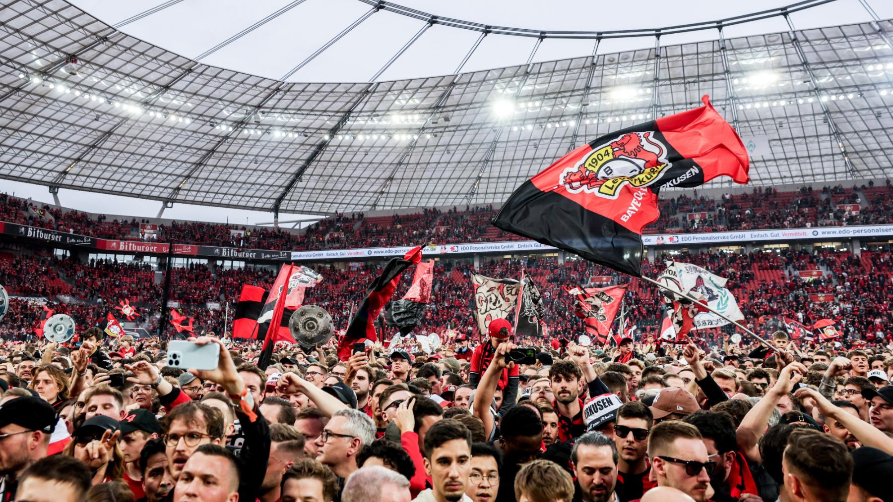 La invasión de los aficionados del Bayer Leverkusen. (Getty)