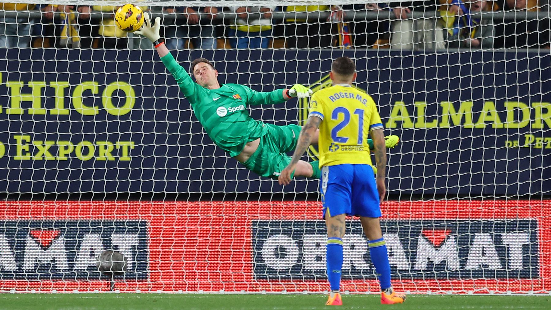 Ter Stegen realizó una soberbia parada ante el Cádiz. (Getty)