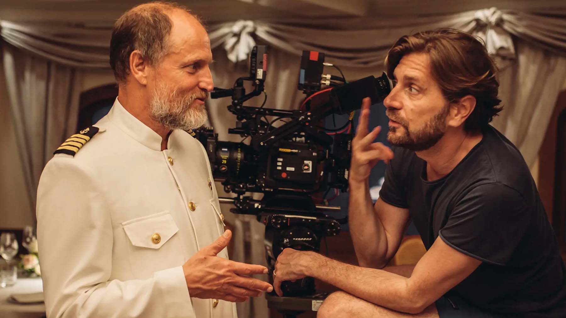 Woody Harrelson junto al director Ruben Östlund en ‘Triángulo de la tristeza’ (Plattform Produktion).