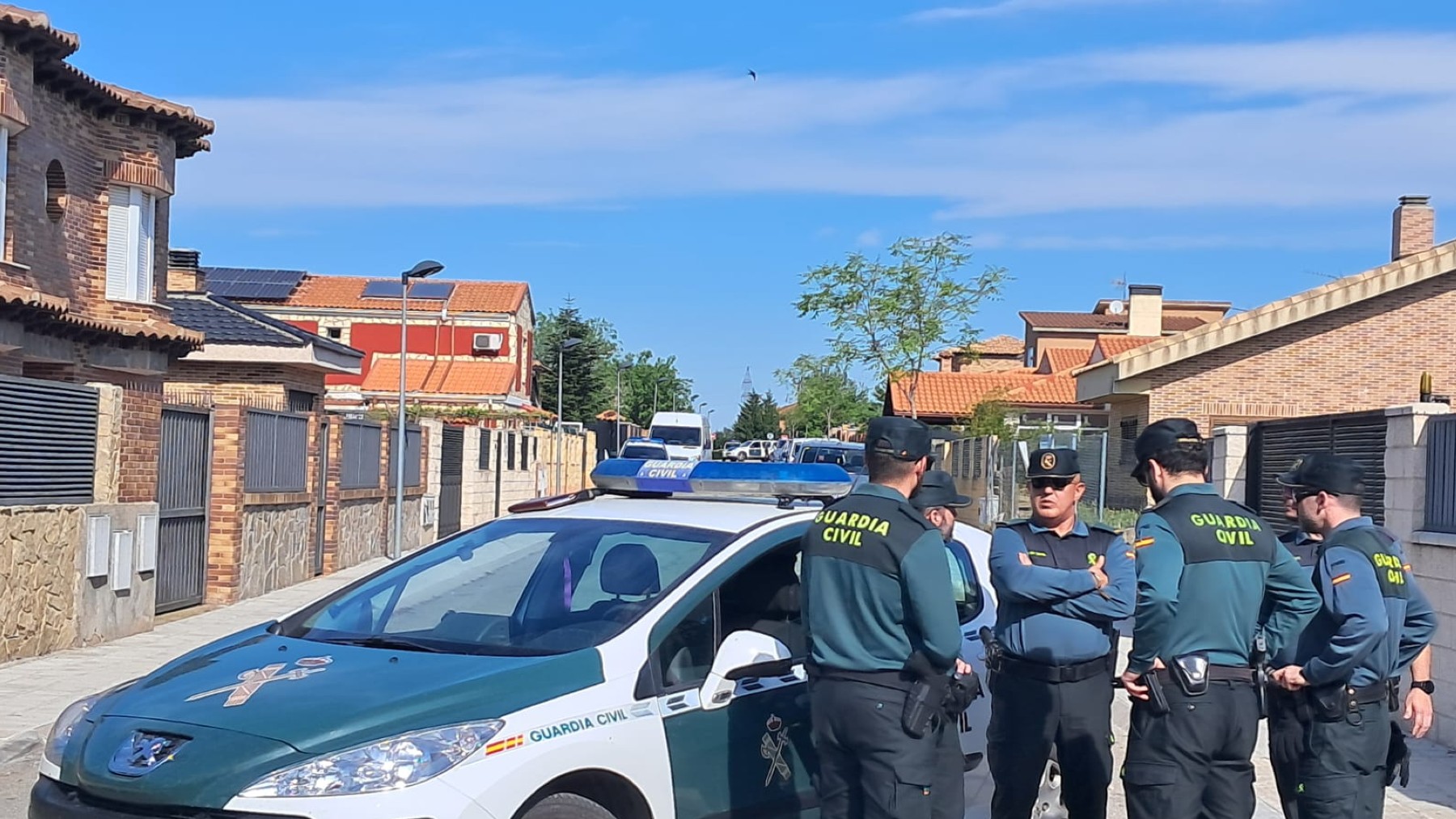 La Guardia Civil vigila la vivienda de Chiloeches donde se han encontrado los tres cadáveres. Foto: OKDIARIO.