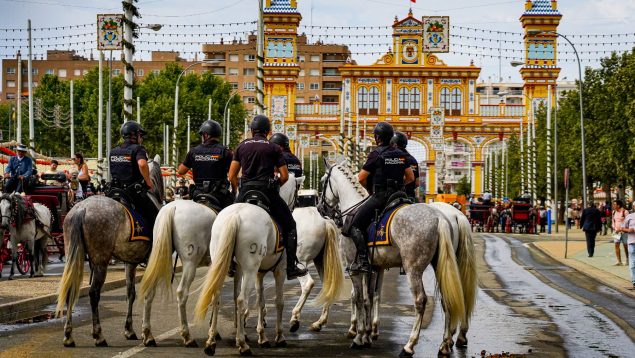 Los policías nacionales reclaman parte de la caseta del PSOE en la Feria de Abril de Sevilla