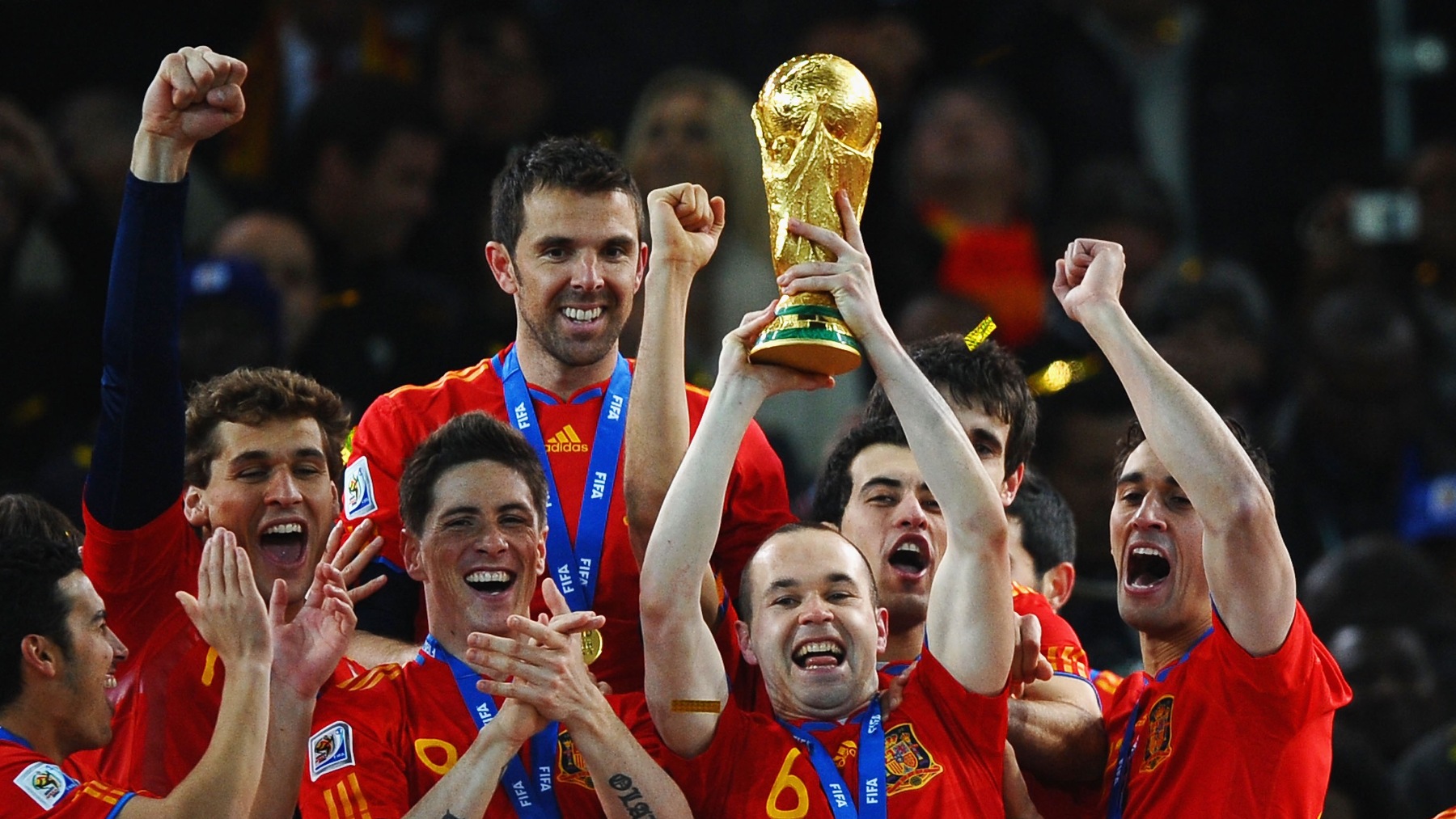 Iniesta con la Copa del Mundo 2010. (Getty)