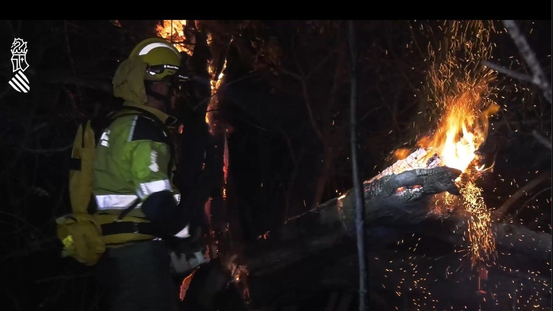 Un bombero trabajando en la extinción. (Foto: Ep)