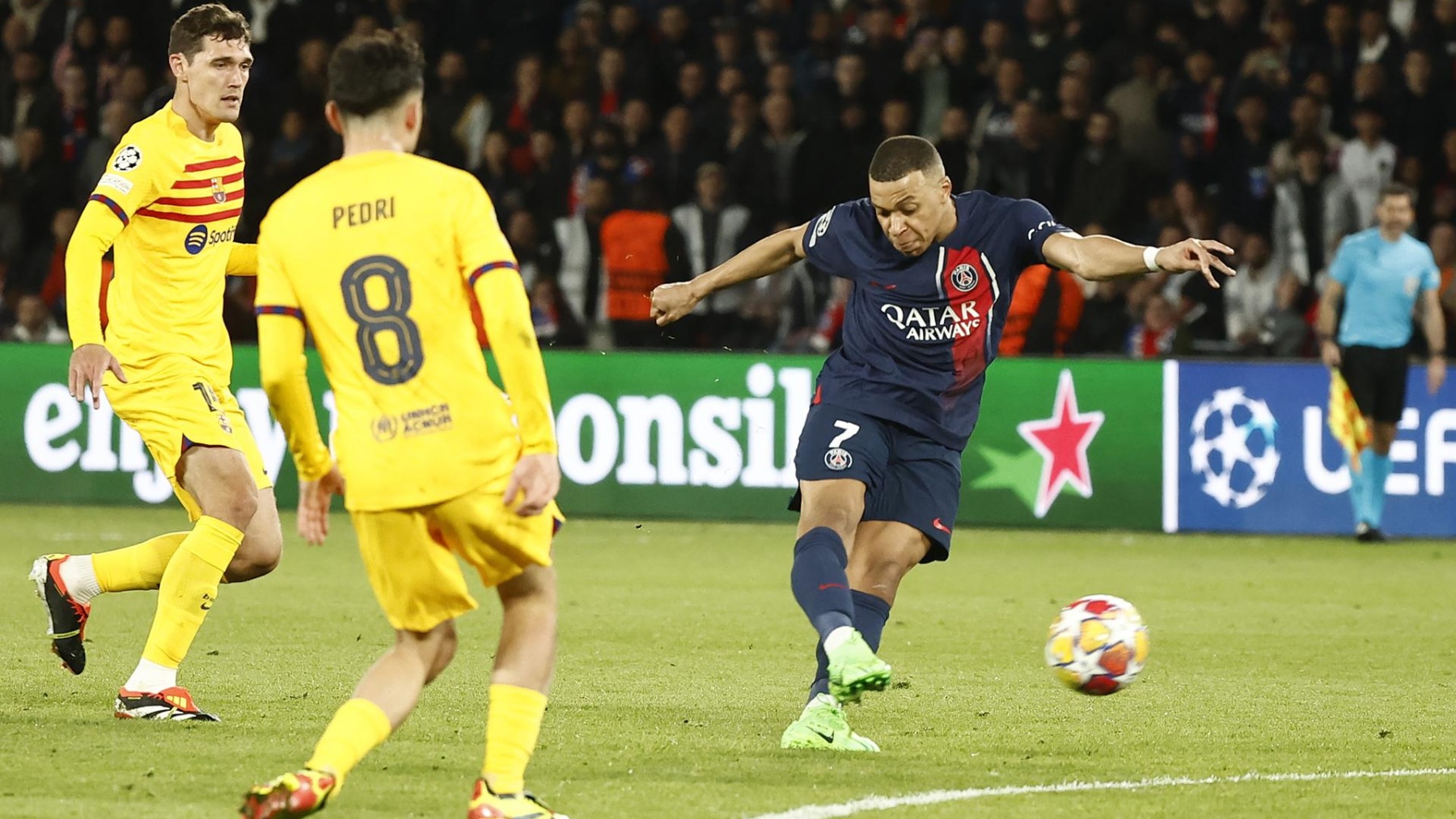 Kylian Mbappé dispara a puerta contra el Barça. (EFE)