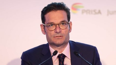El presidente de 'El País' compara a Sánchez con Franco por adueñarse del medio