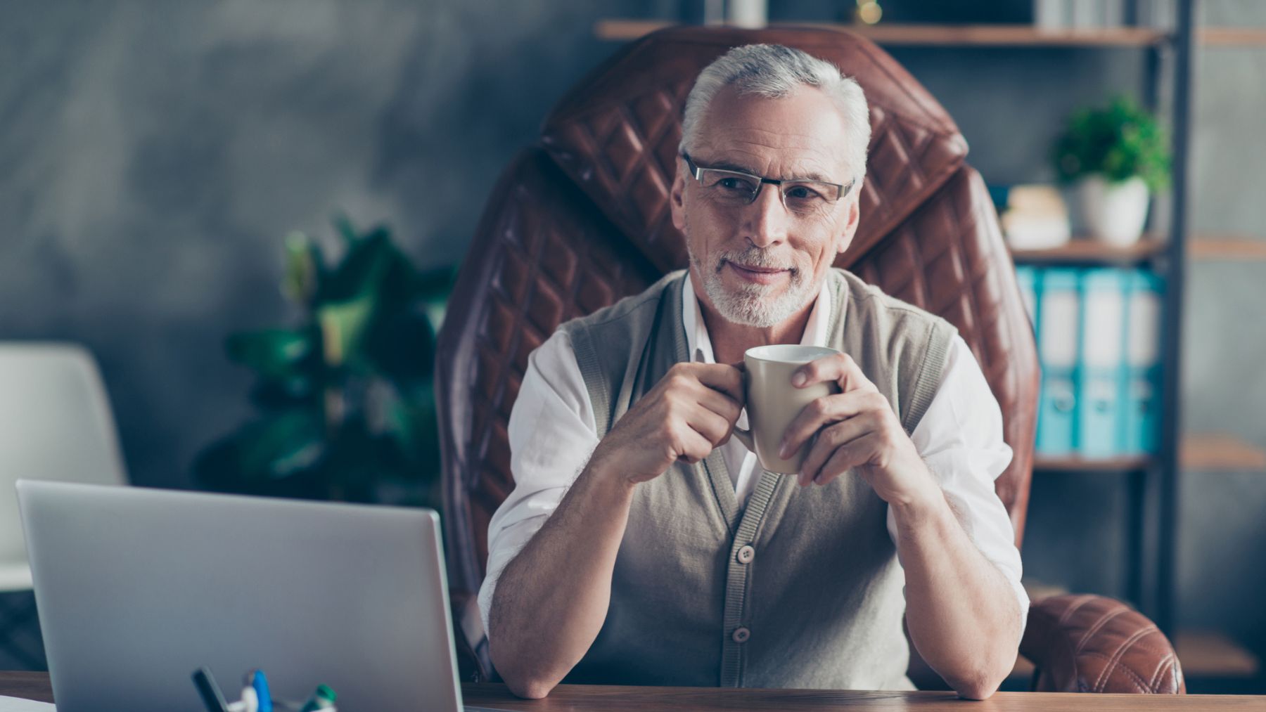 Un señor con una taza en una mano.