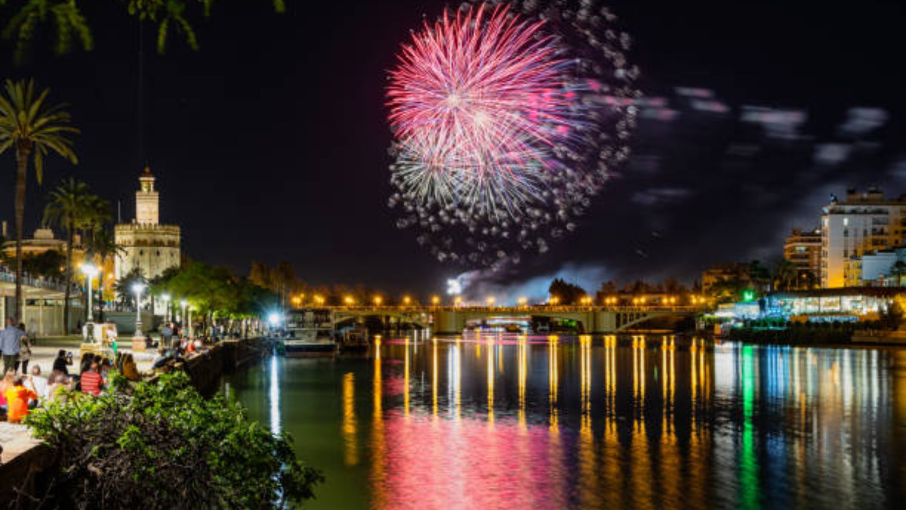 Fuegos artificiales en Sevilla.