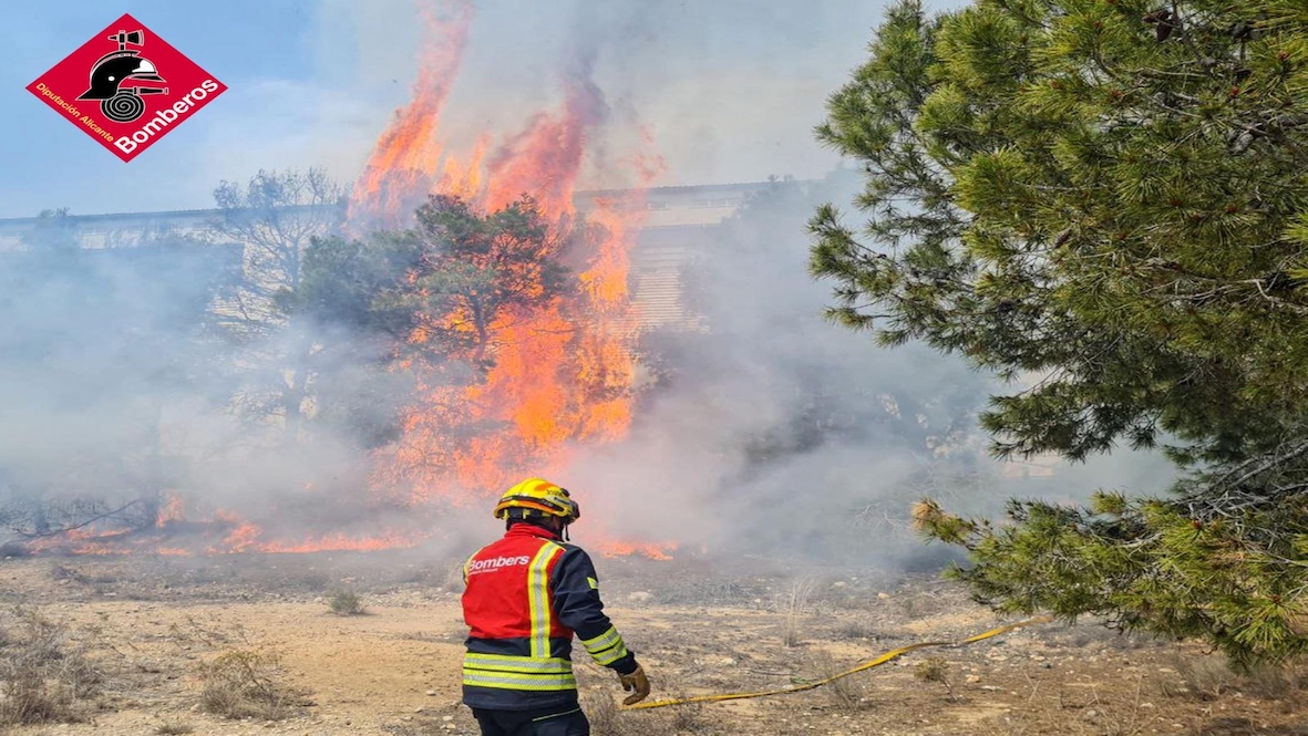 Un bombero lucha contra las llamas en el incendio de Tárbena (Alicante).