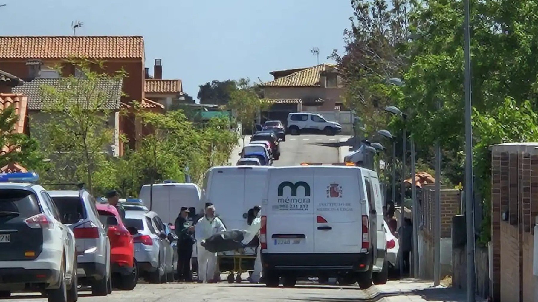 Momento de la extracción de los cadáveres de la familia asesinada en su vivienda de Chiloeches (Guadalajara).