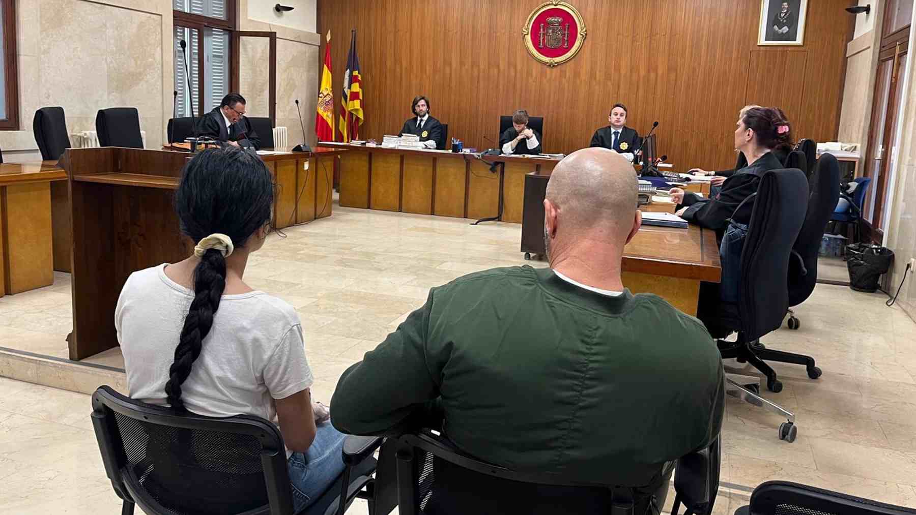 El padre y la hija acusados de un intento de homicidio a un familiar en Manacor, sentados para el juicio en la Audiencia. EUROPA PRESS