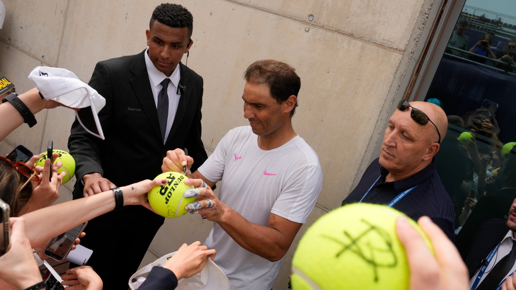 Rafa Nadal firma autógrafos en Barcelona.