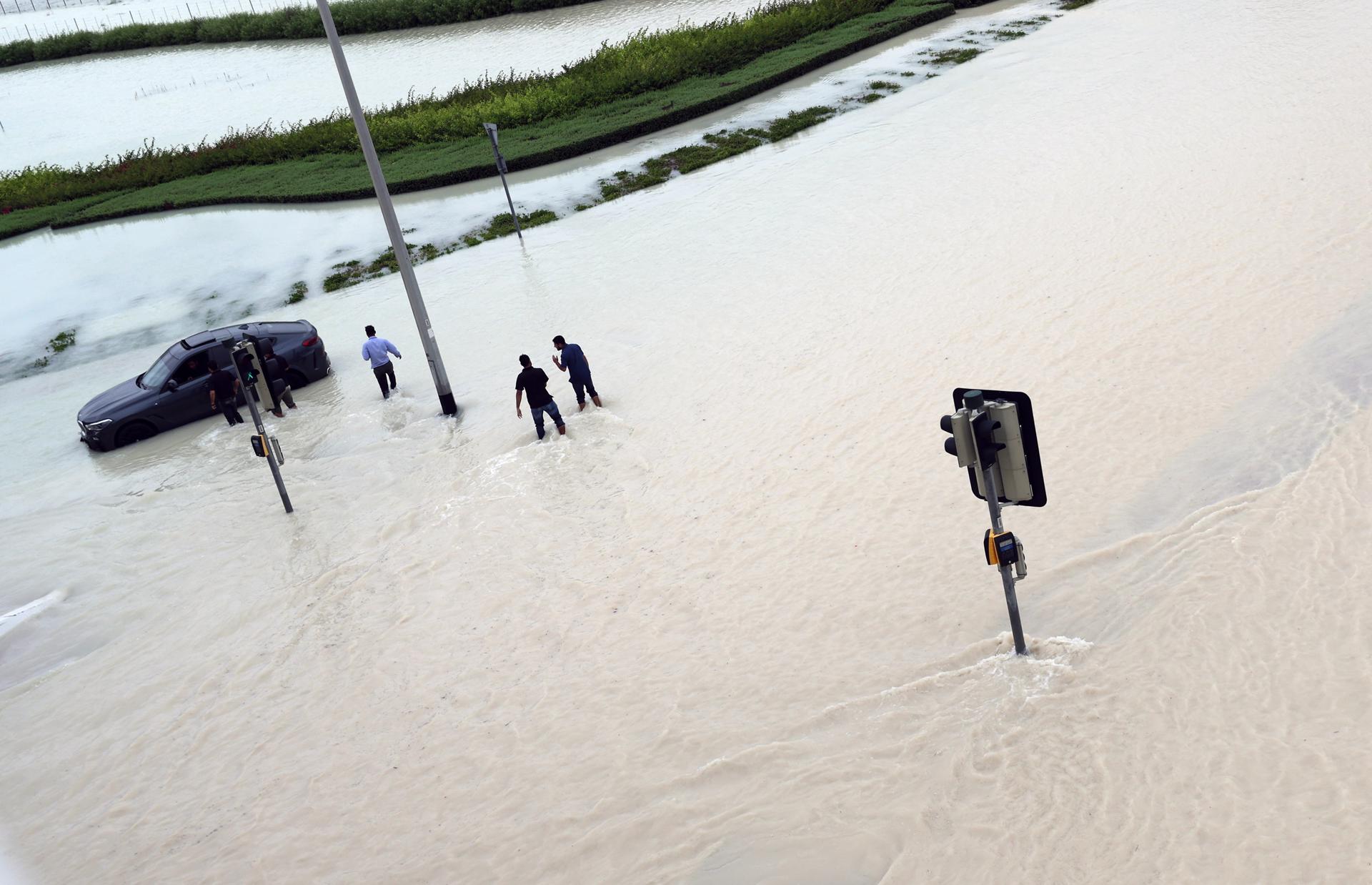 Inundaciones sin precedentes en el aeropuerto de Dubái: éstas son las sorprendentes imágenes