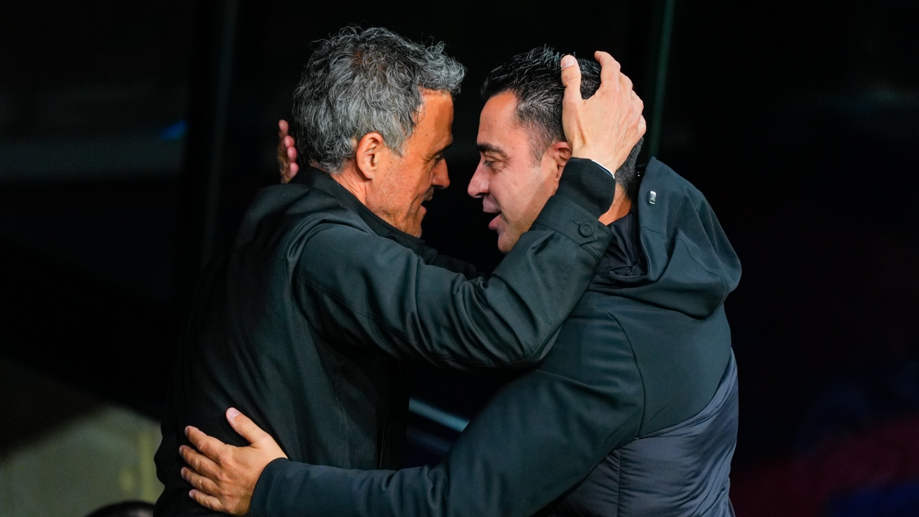Luis Enrique y Xavi se saludan antes del partido. (EFE)