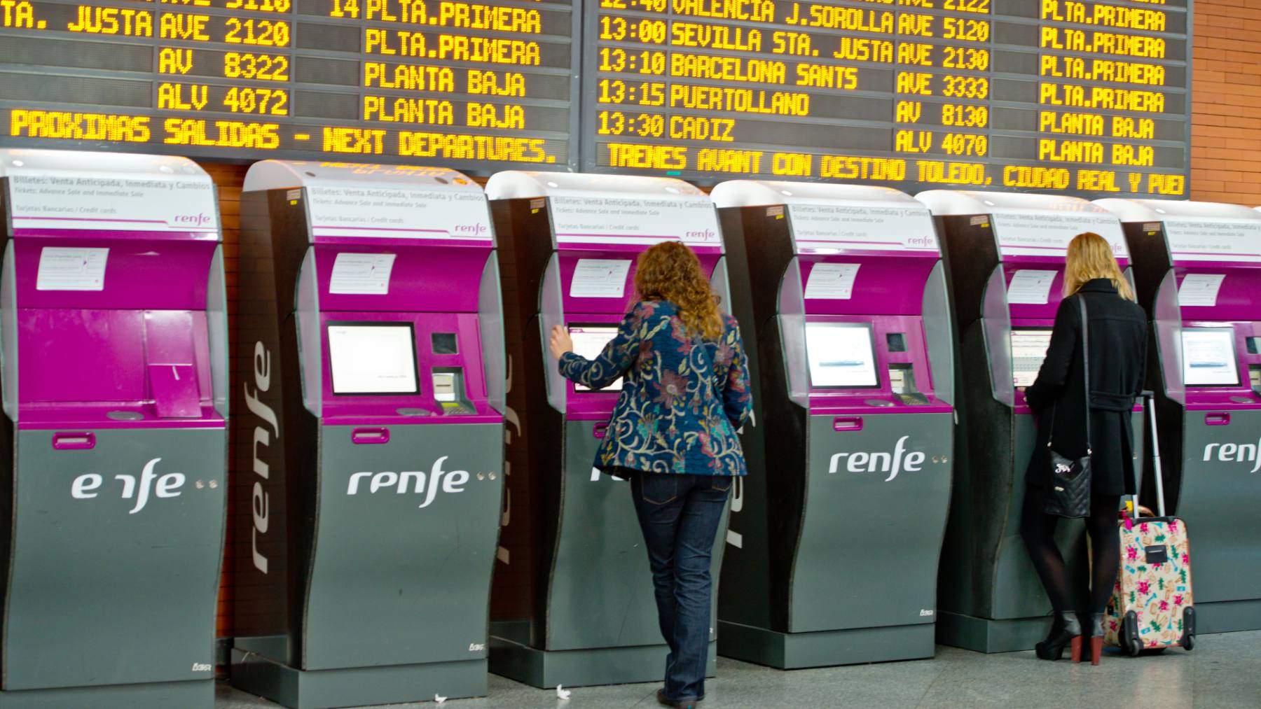 Una persona comprando un billete de Renfe.