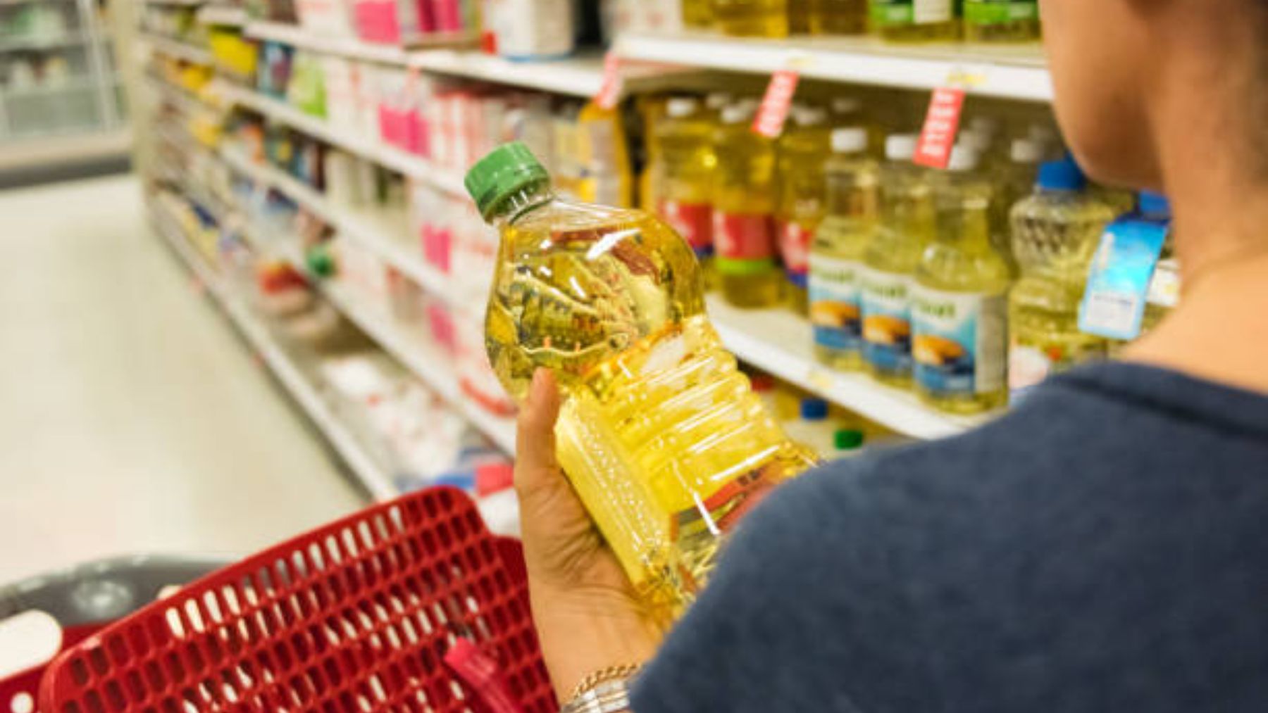 Botella de aceite de oliva en el supermercado.