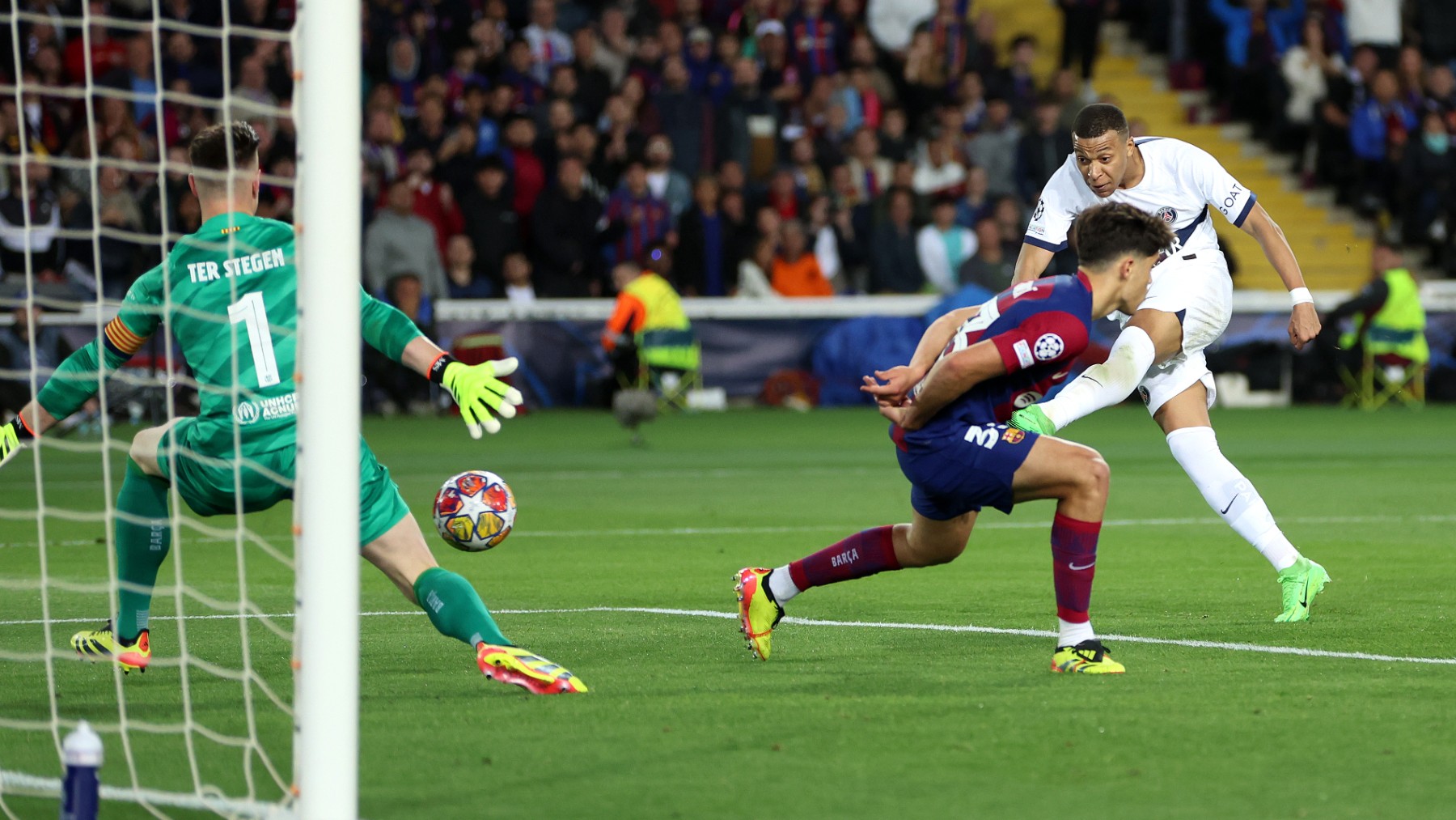 Mbappé en su gol al Barcelona. (Getty)