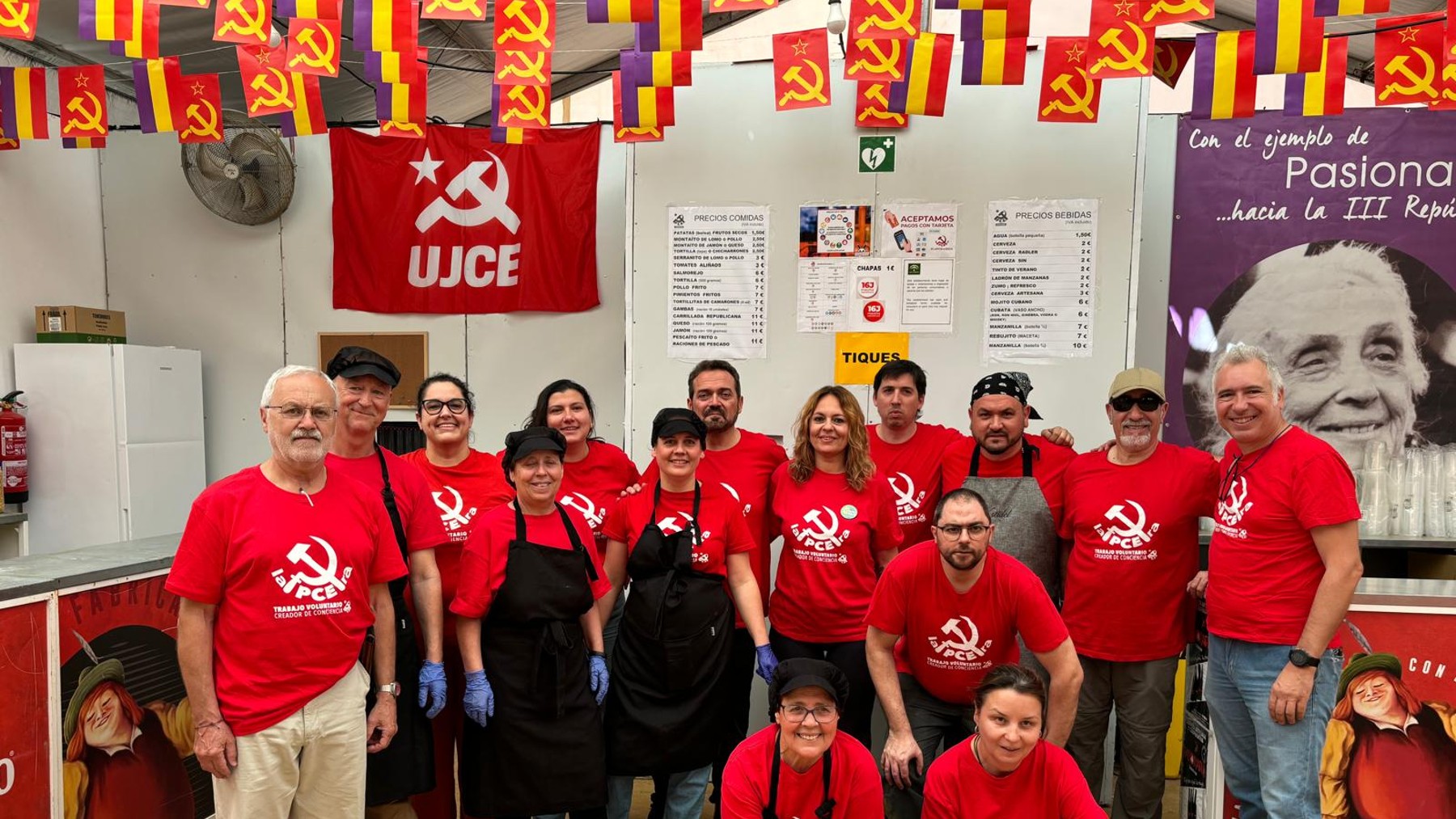 Miembros del PCE en su caseta en la Feria de Sevilla.