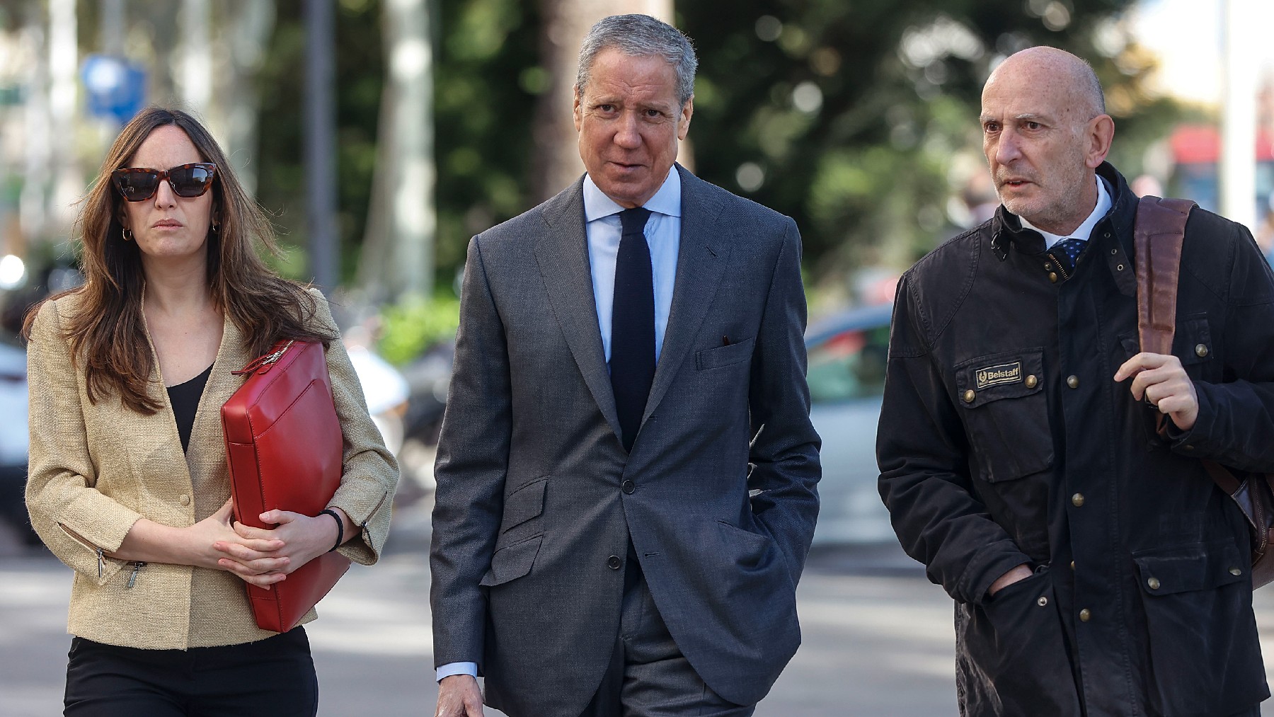 Eduardo Zaplana, en el centro, a su llegada a una de las sesiones del juicio del ‘caso Erial’, en Valencia.