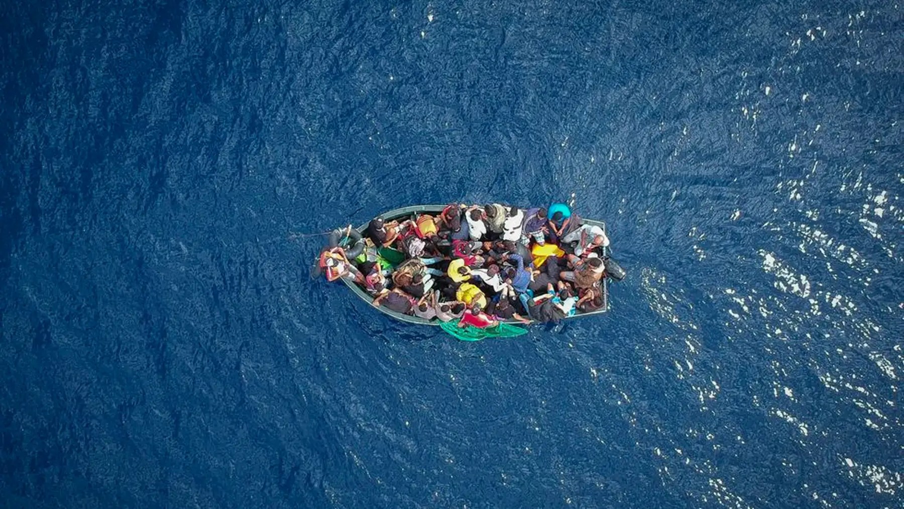 Imagen aérea de una patera con una treintena de inmigrantes ilegales. (Foto: CNP)