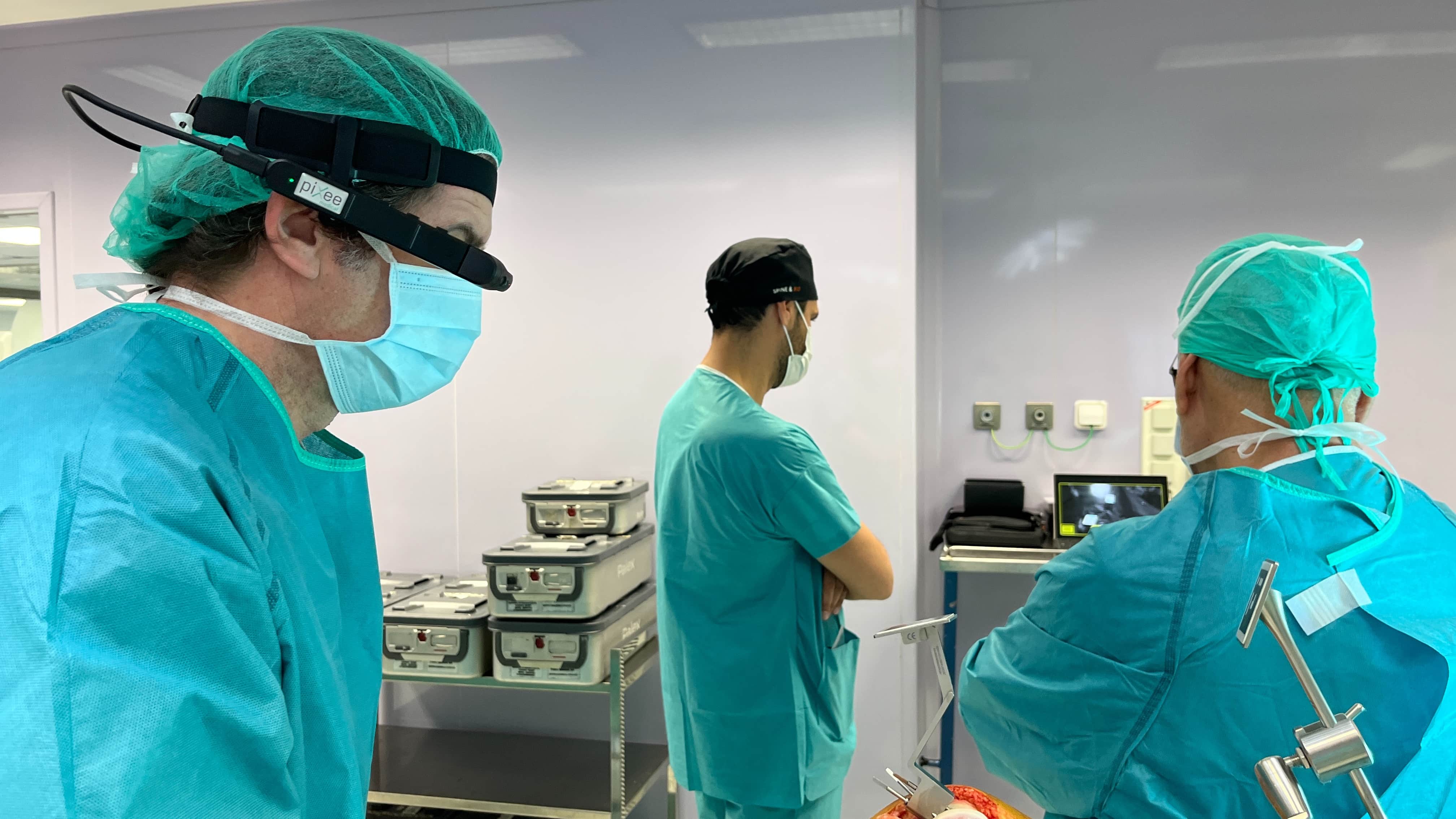 El equipo del Dr. Cansino durante una operación de prótesis de rodilla con realidad aumentada @Quirónsalud