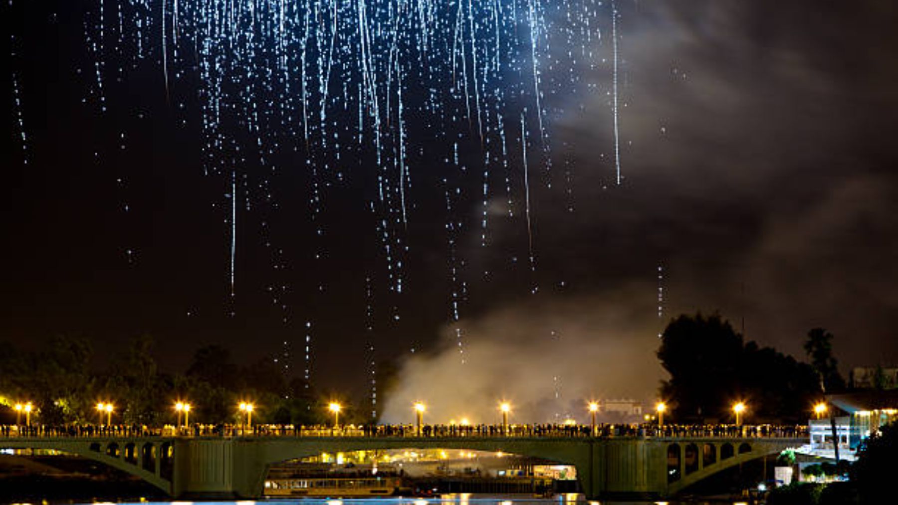 Fuegos artificiales en Sevilla.