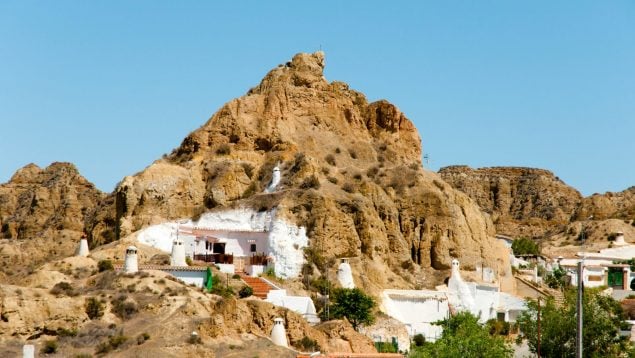 Tiene miles de casas-cueva subterráneas: el pueblo español que te sorprenderá