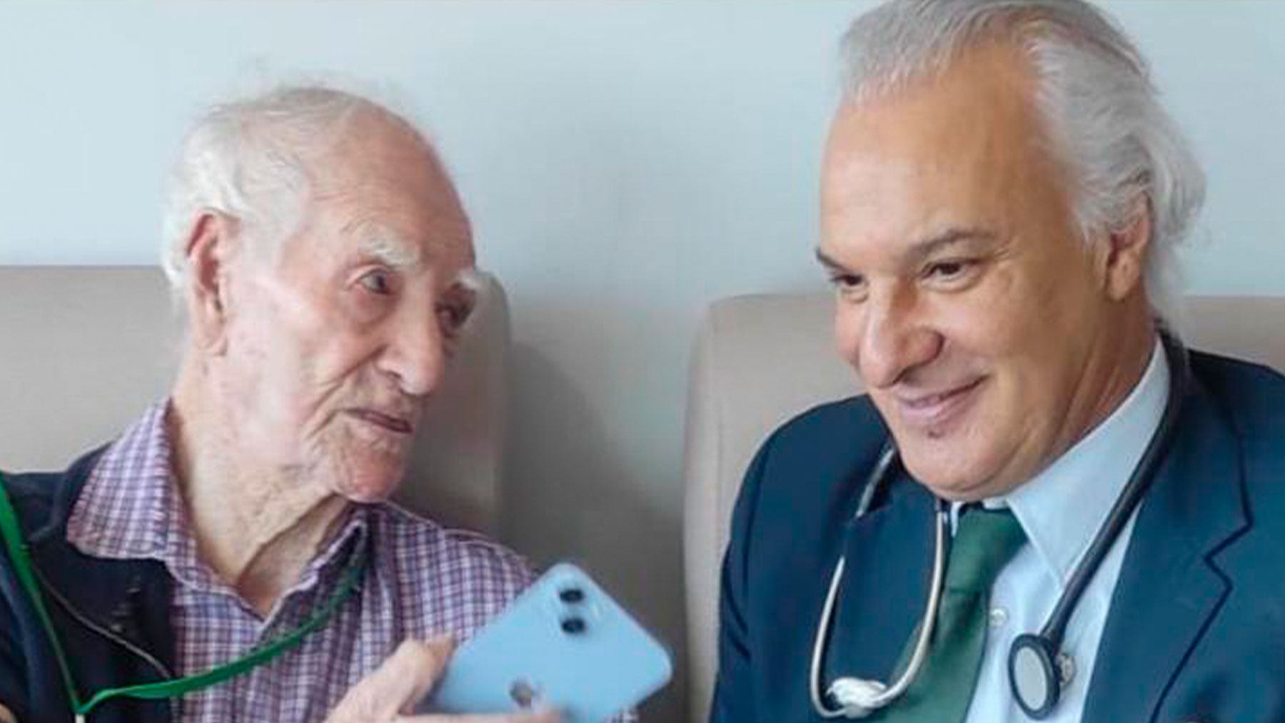 Don Servando a sus 107 años conserva sus facultades mentales en plena forma.