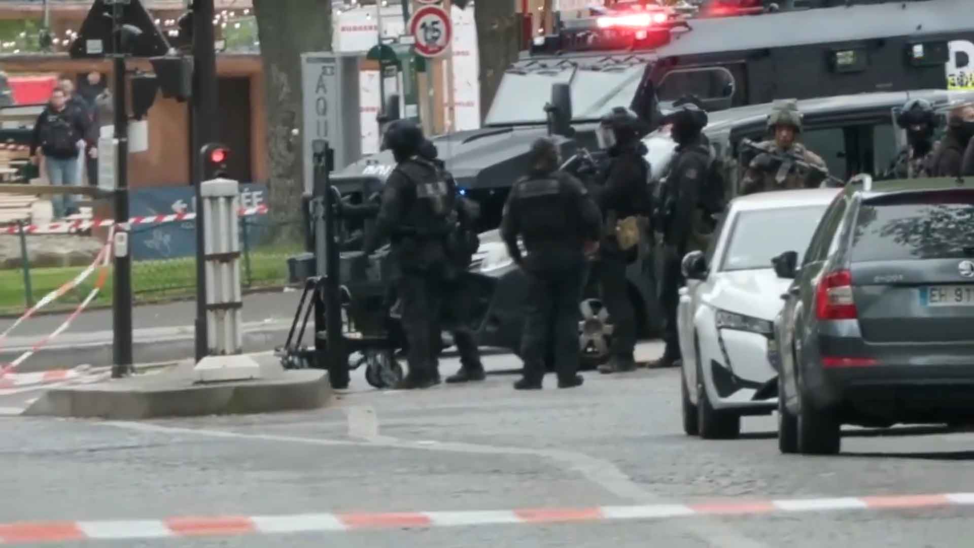 Policía francesa en el consulado iraní.
