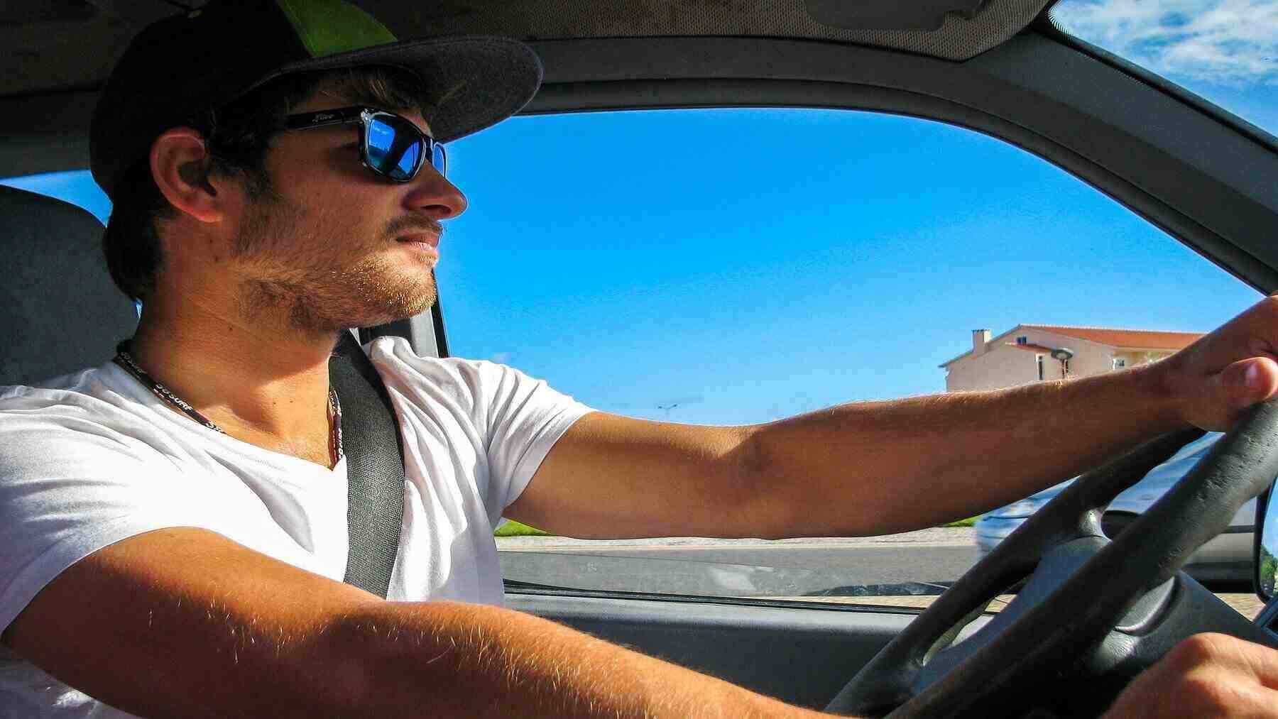 Las gafas de sol para conducir son fundamentales en algunas ocasiones.