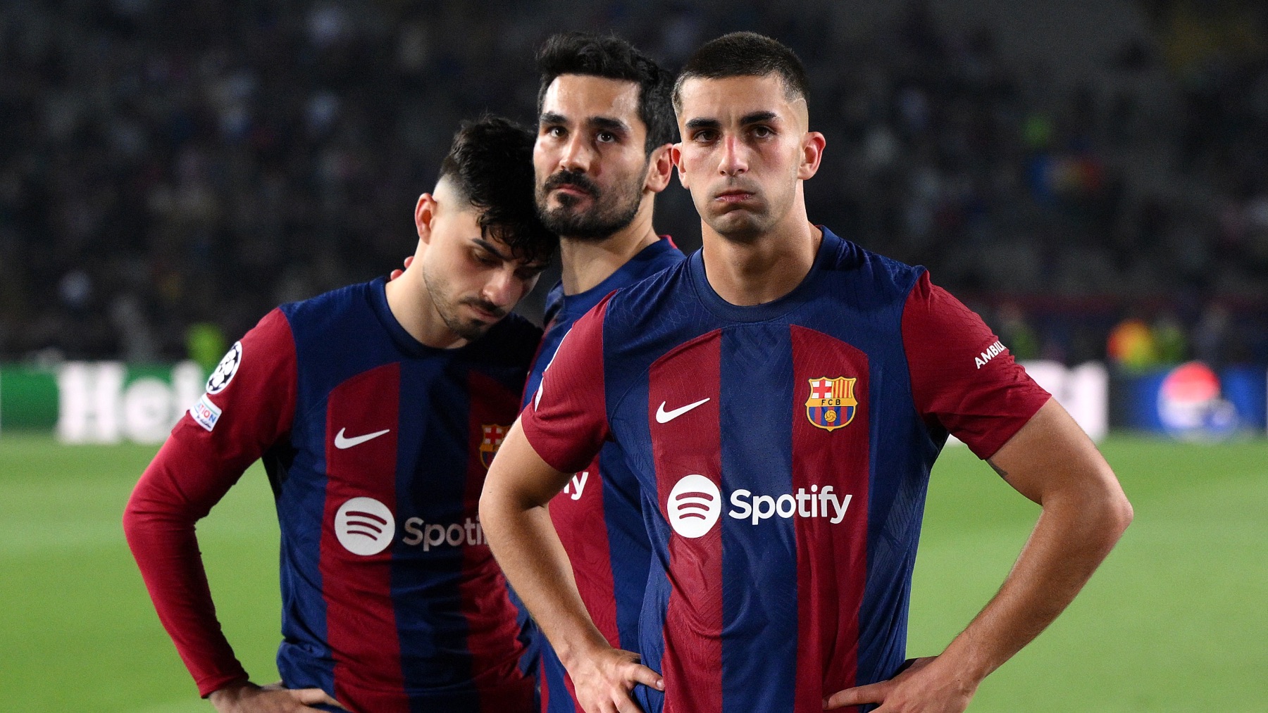 Pedri, Gündogan y Ferran, tras la eliminación del Barcelona. (Getty)