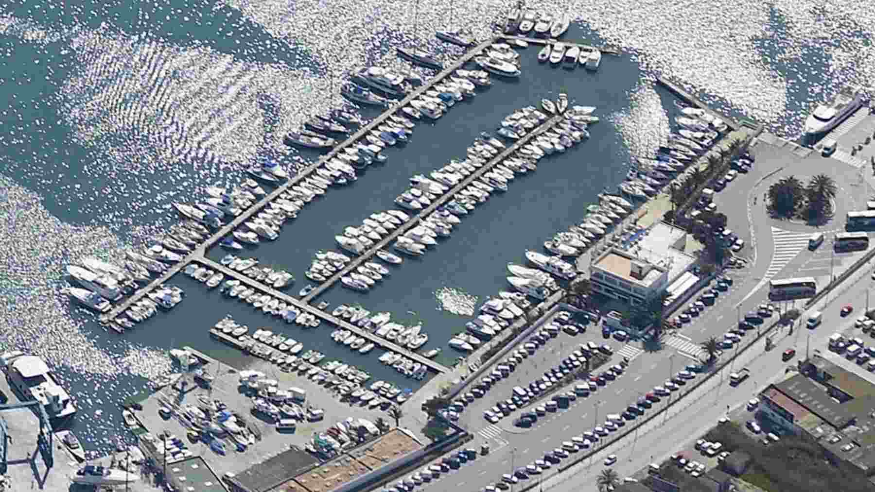 Fotografía aérea de la zona de amarres del puerto de Ibiza.