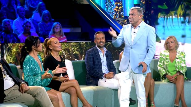 Jorge Javier Vázquez hablando con Maite Galdeano en el plató de Supervivientes 2024. (Mediaset)