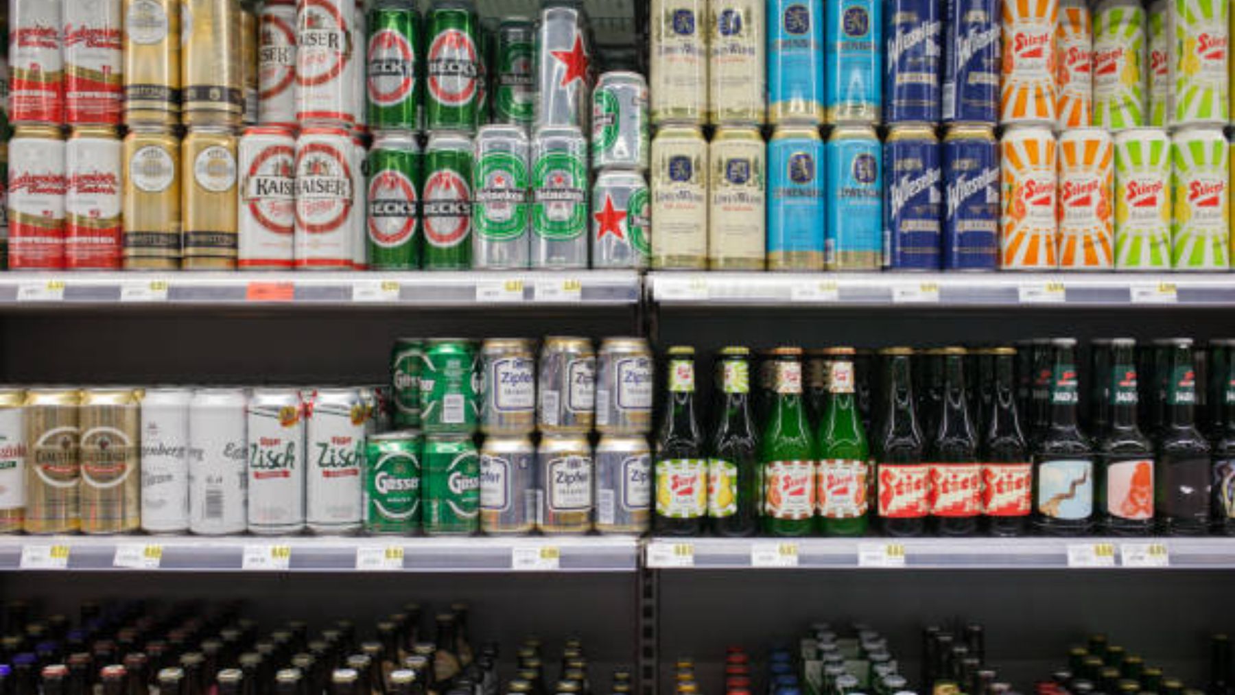 Packs de cerveza en un supermercado.