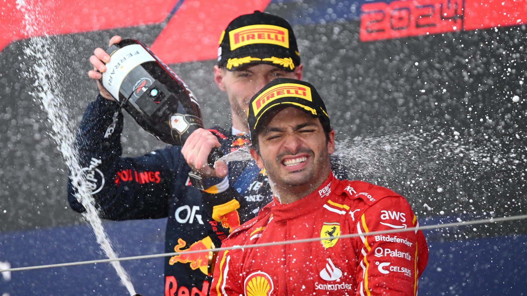 Carlos Sainz y Max Verstappen en el podio de Japón. (Getty)