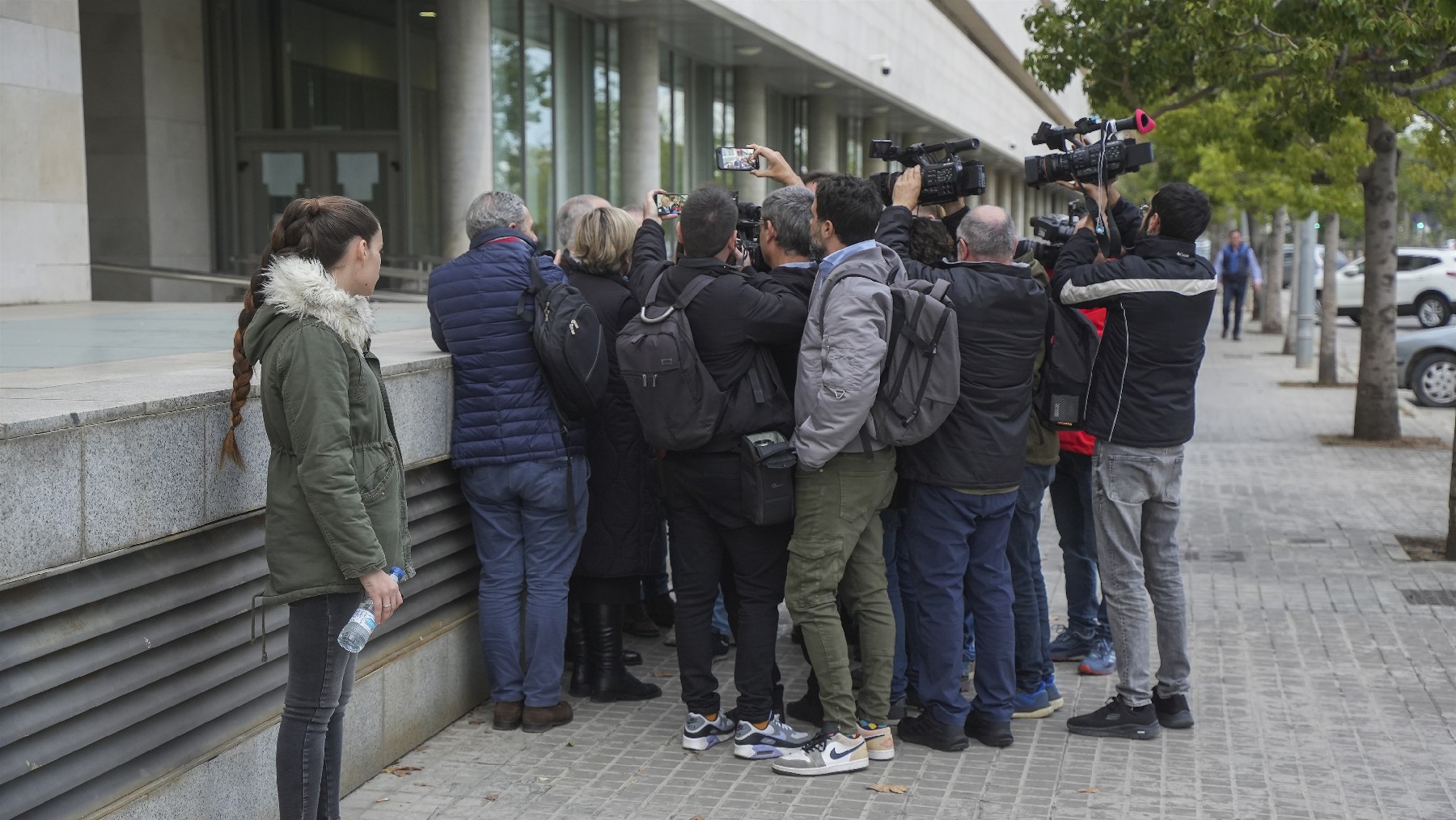 La víctima del ex marido de Mónica Oltra, en primer término, en la Ciudad de la Justicia de Valencia. (EUROPA PRESS)