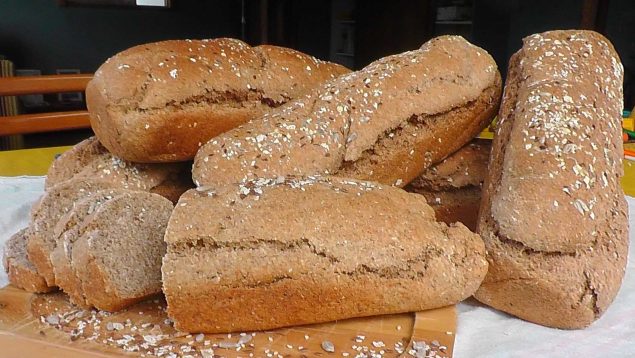 El truco de la semana: cómo recuperar el pan duro con papel de cocina