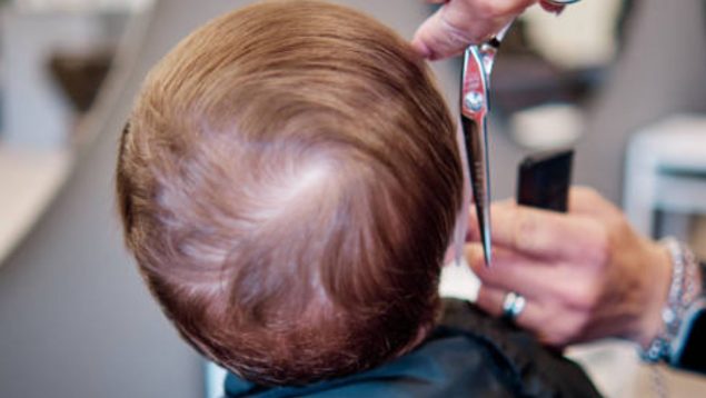 cortar pelo recién nacido