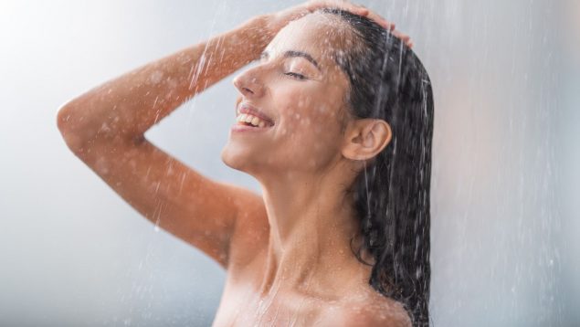 Deja de ducharte todos los días: los expertos confirman el número de duchas semanales según tu edad