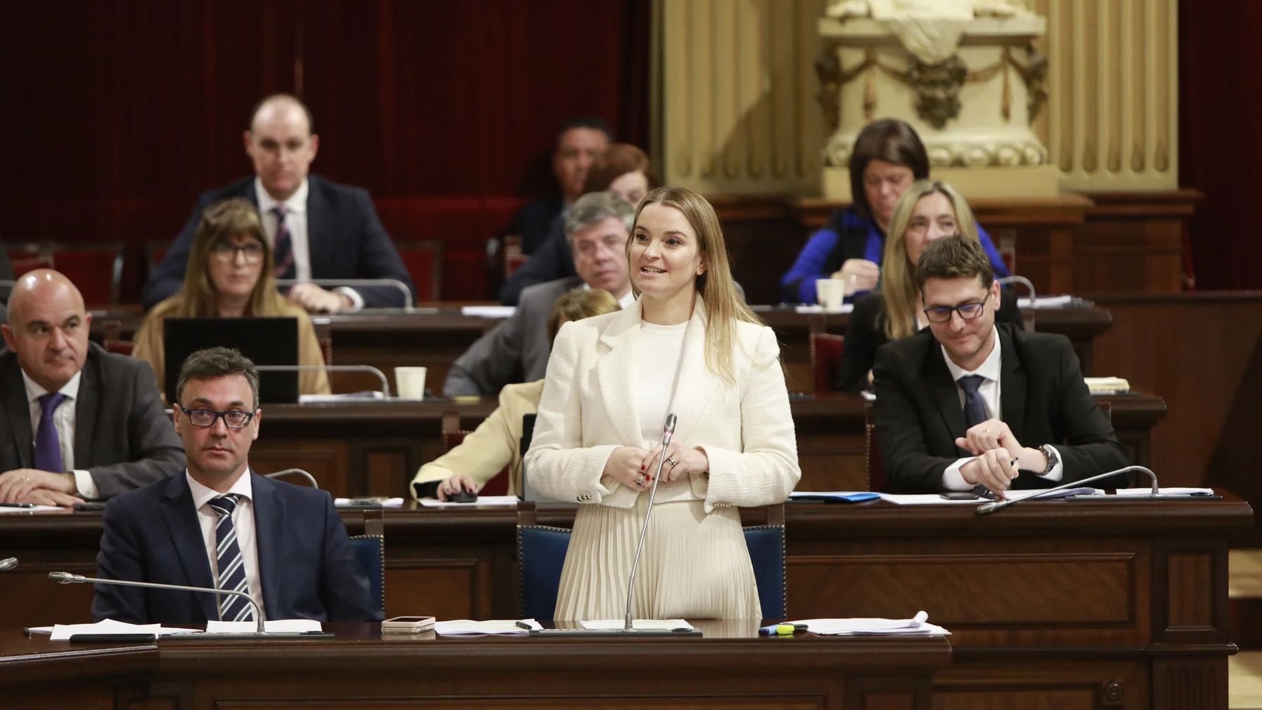 El vicepresidente, Toni Costa, y la presidenta, Marga Prohens, en el Parlament.