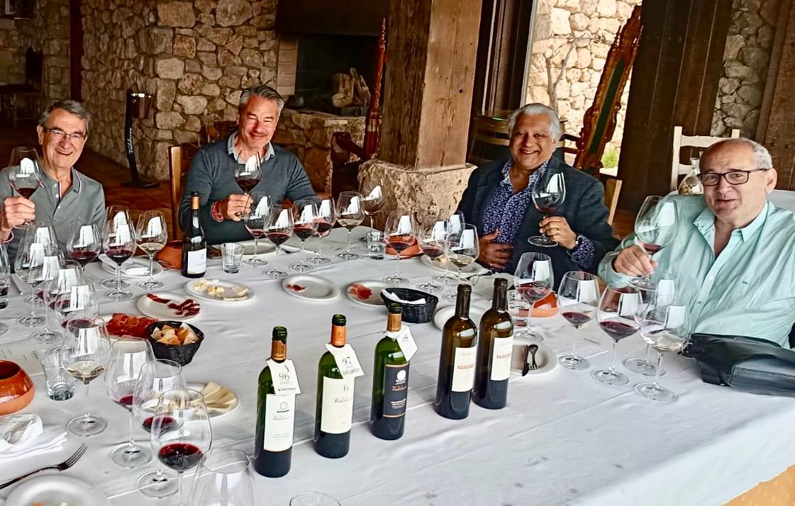 Mauricio Roca, David Krautheim y Nish Pandya junto al primer ‘Master of Wine’ español, Pedro Ballesteros, durante la cata. @Bodegas Valduero