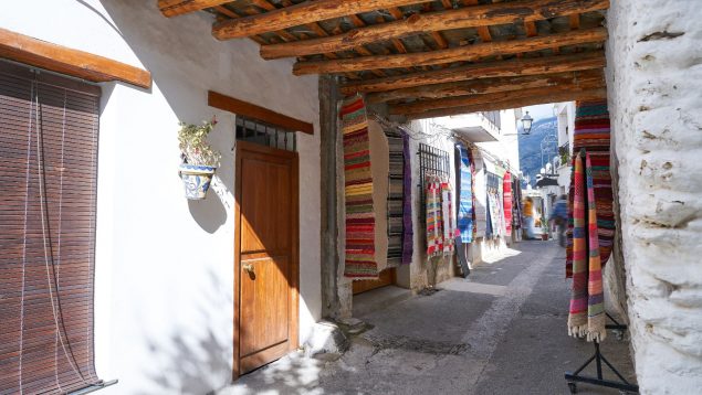 El pueblo más bonito de la Alpujarra: casas blancas y un riachuelo que atraviesa sus calles