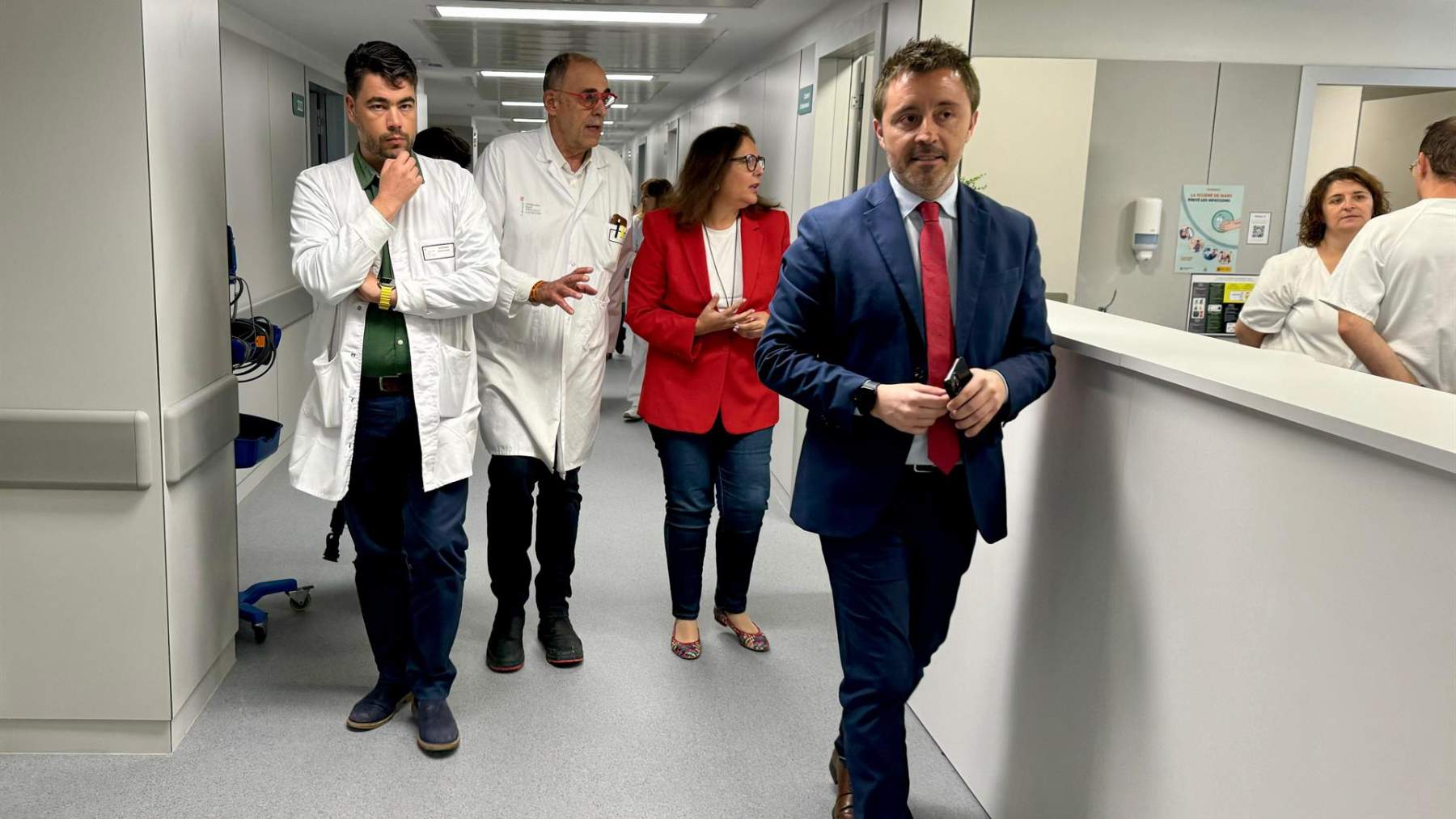 El director general del IbSalut, Javier Ureña, en una visita al Hospital General.