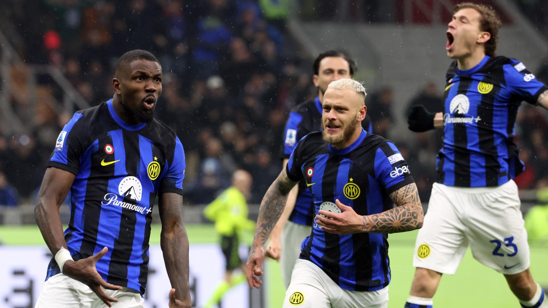 Los jugadores del Inter celebran el gol de Thuram contra el Milan. (EFE)