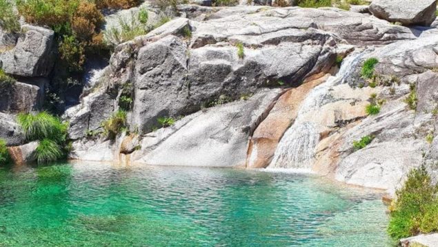 Parece un cenote pero está entre Galicia y Portugal: aguas cristalinas en un pareja idílico