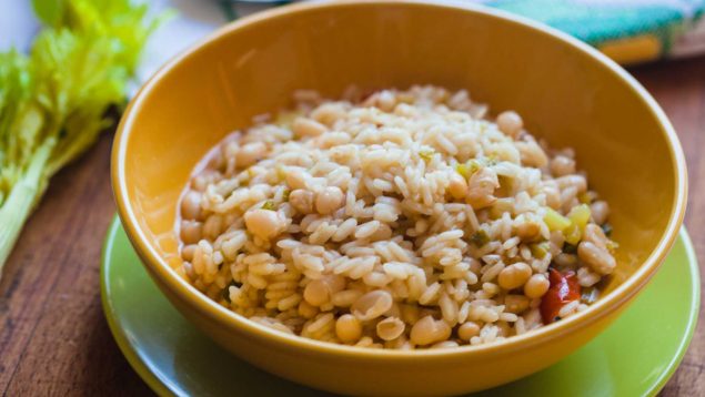 Guiso de arroz y judías blancas