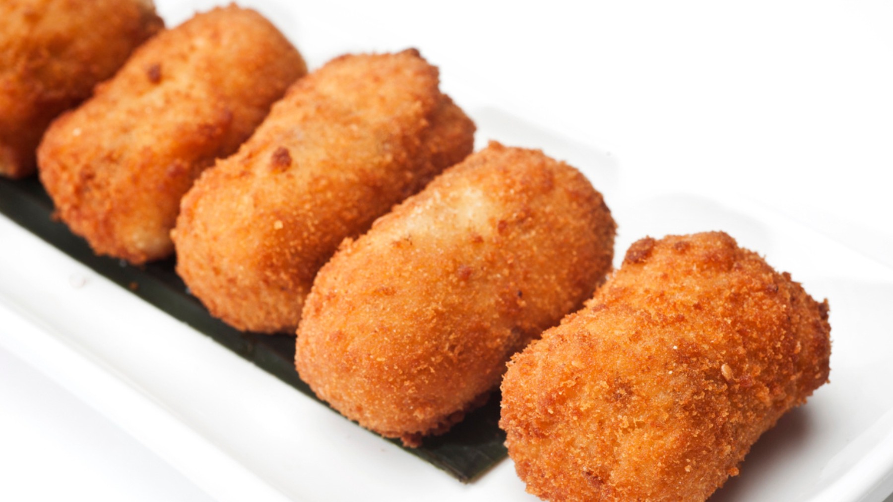 Un plato de croquetas.