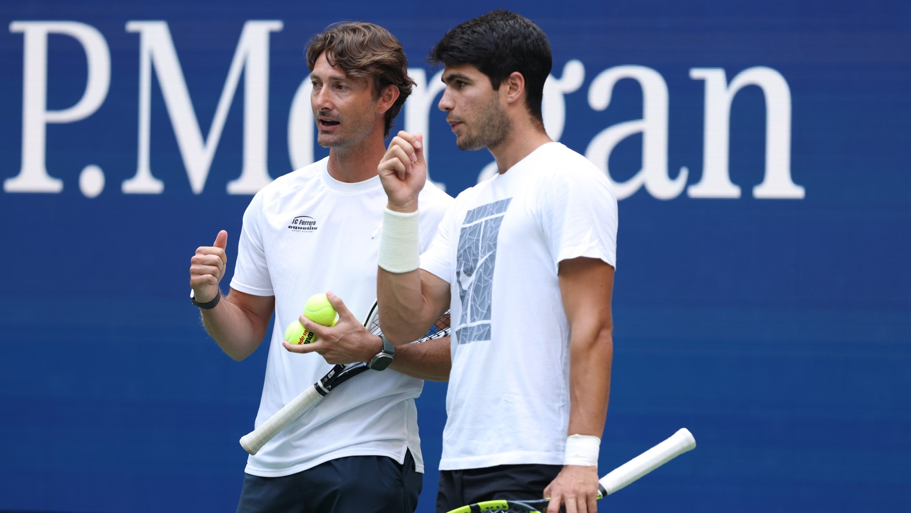 Ferrero alecciona a Carlos Alcaraz en un entrenamiento. (Getty)