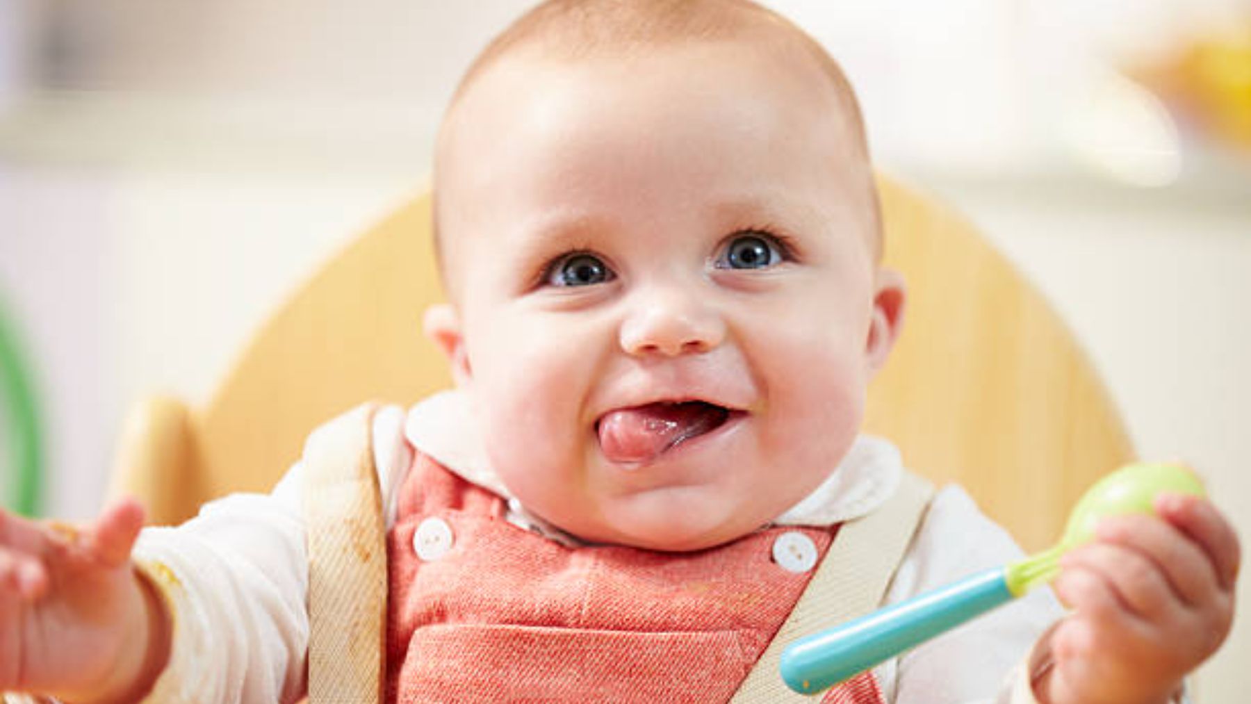 Bebé sonriendo antes de comer.