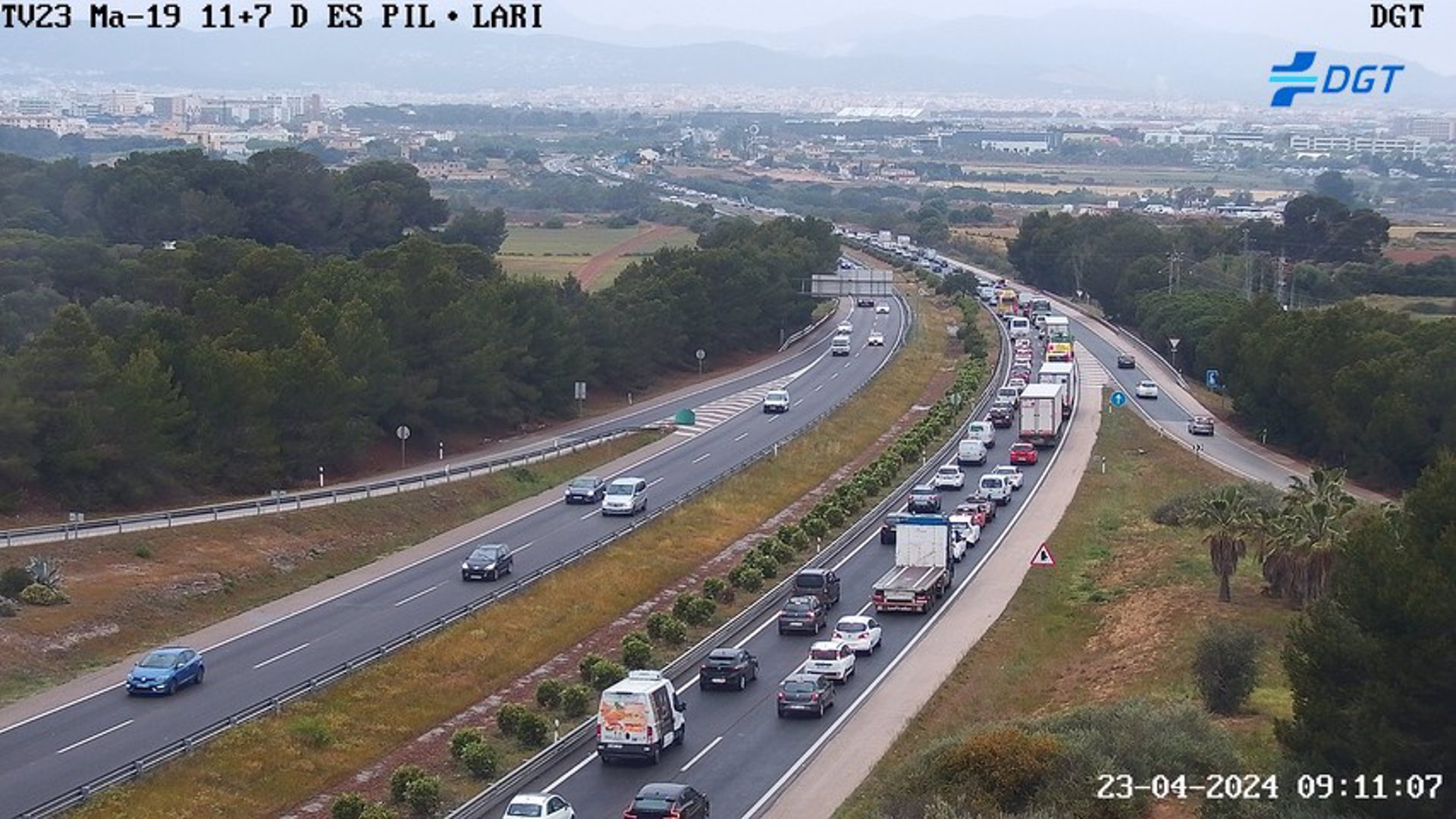 Colas en la Ma-13 esta mañana. DGT